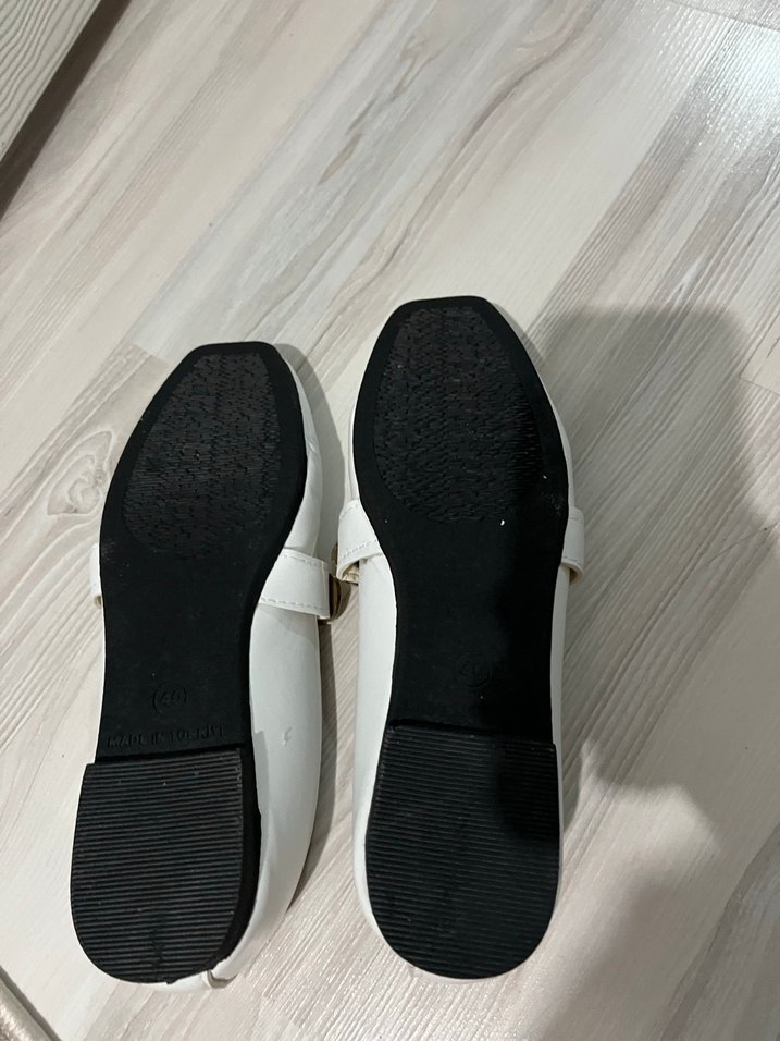 Düğmeli Beyaz Modern Klasik Kadın Babet - Görsel 5