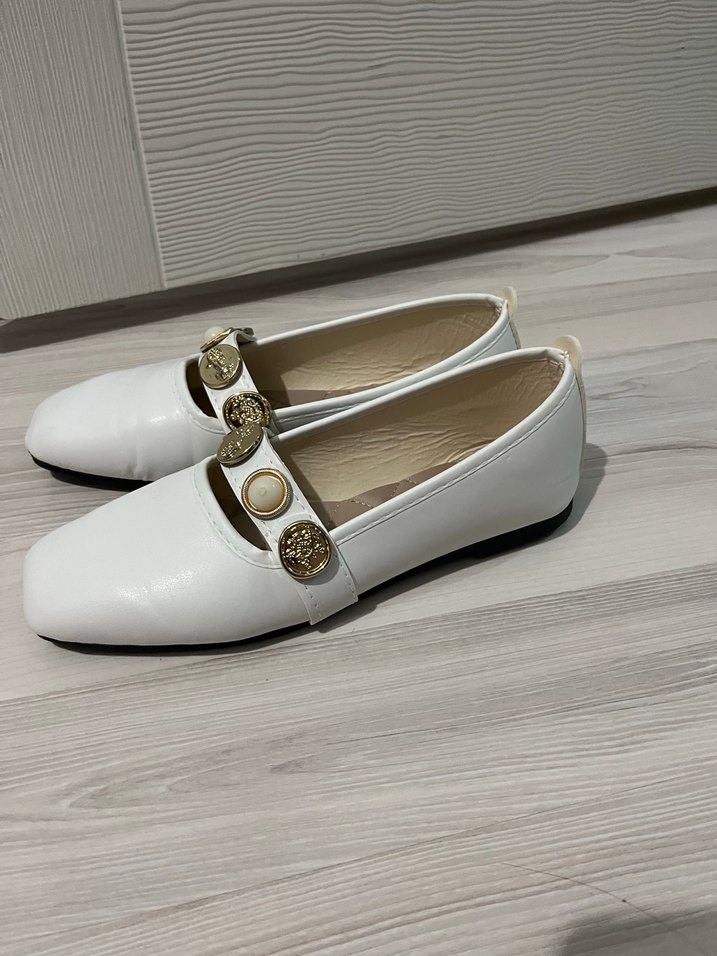 Düğmeli Beyaz Modern Klasik Kadın Babet - Görsel 3