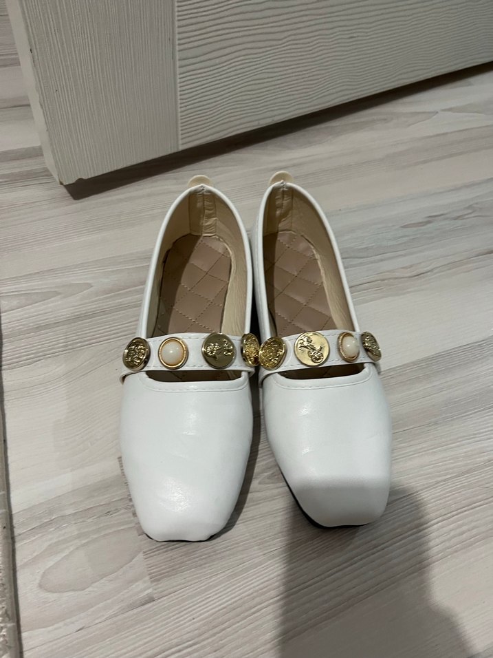 Düğmeli Beyaz Modern Klasik Kadın Babet - Görsel 2