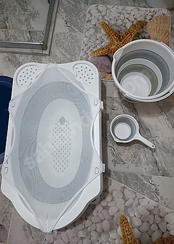Beyaz ve Gri Katlanabilir Taşıma Kutusu