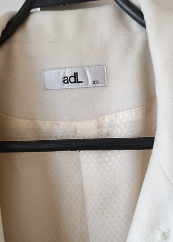 Beyaz Düğmeli Midi Kaban - Görsel 3