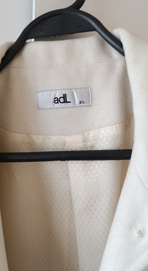 Beyaz Düğmeli Midi Kaban - Görsel 3