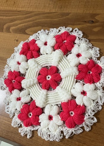 Kırmızı Beyaz Örgü Çiçekli Dekoratif Motif - Görsel 2