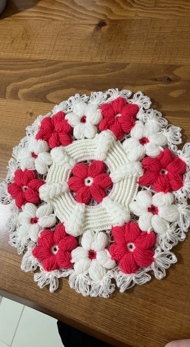 Kırmızı Beyaz Örgü Çiçekli Dekoratif Motif - Görsel 2