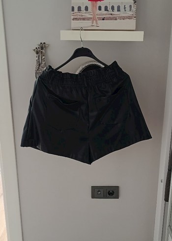 Siyah Kemerli Kadın Deri görünümlü Şort - Görsel 7