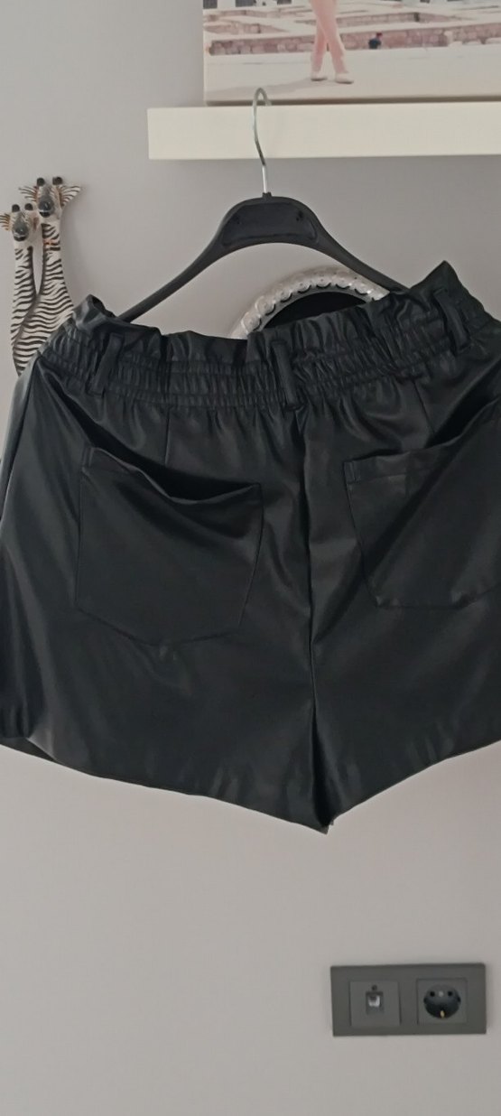 Siyah Kemerli Kadın Deri görünümlü Şort - Görsel 2