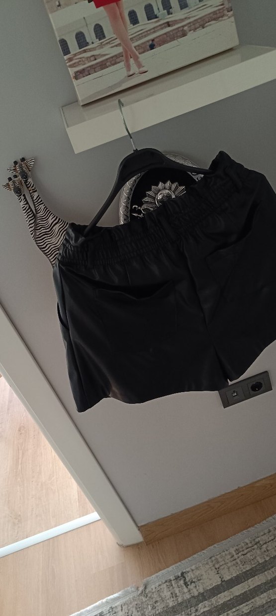 Siyah Kemerli Kadın Deri görünümlü Şort - Görsel 4