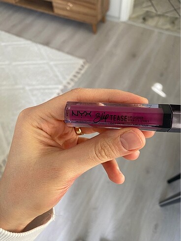 NYX koyu renkli ruj