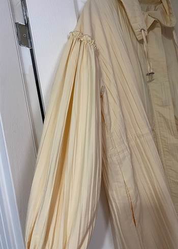 Bej Pilili Uzun büzgü detaylı trençkot - Görsel 4