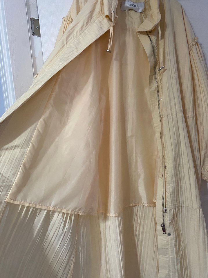 Bej Pilili Uzun büzgü detaylı trençkot - Görsel 5