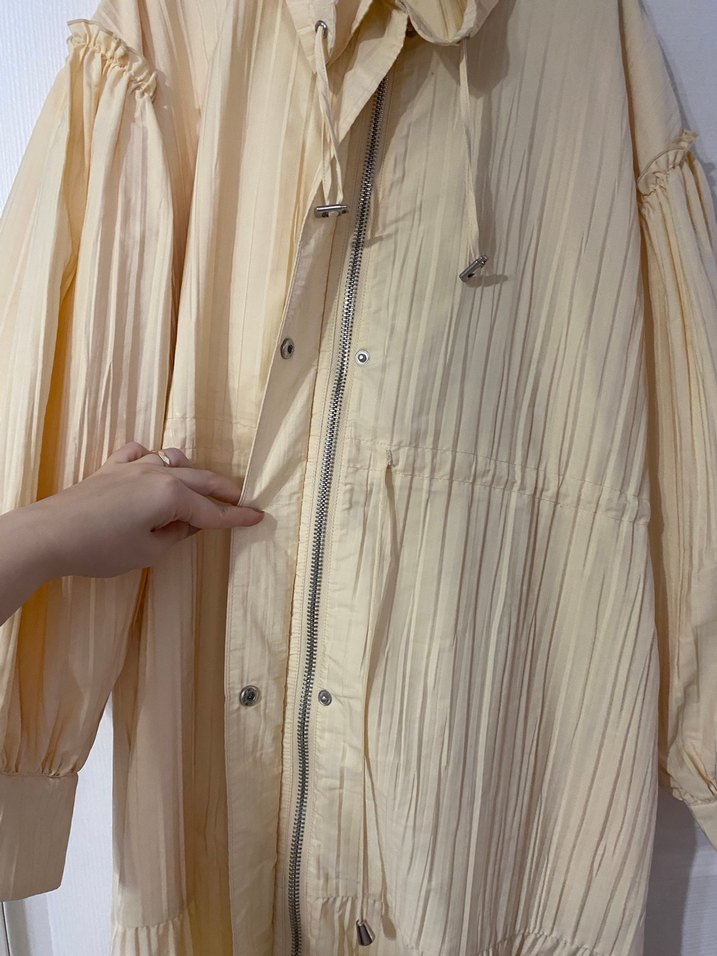 Bej Pilili Uzun büzgü detaylı trençkot - Görsel 2