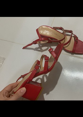 Kırmızı Tokalı Topuklu Sandalet - Görsel 2