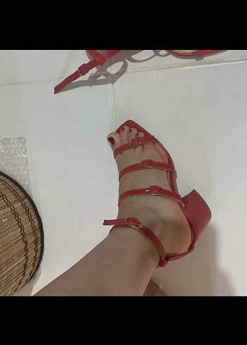 Kırmızı Tokalı Topuklu Sandalet - Görsel 3