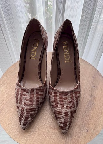 Fendi Kahverengi Monogramli Sivri Topuklu
