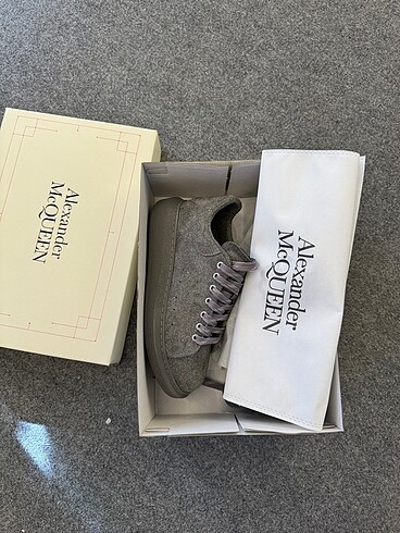 Alexander McQueen gri süet deri