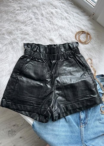 Bershka Siyah Deri Kemerli Mini Sort