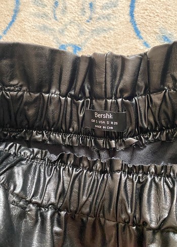 s Beden siyah Renk Bershka Siyah Deri Kemerli Mini Sort