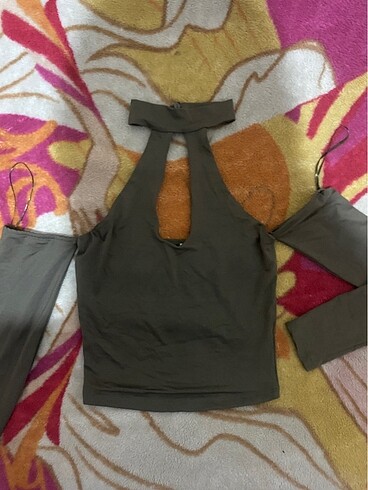 haki yeşil omzu açık crop