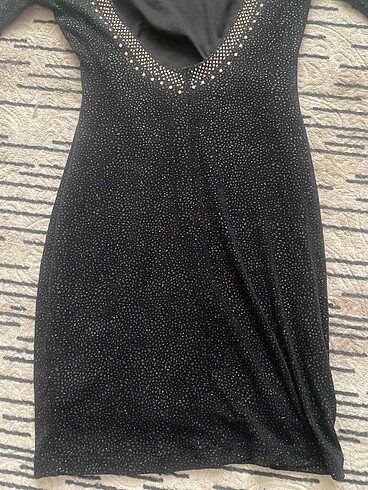 Guess sirt dekolteli tasli mini elbise