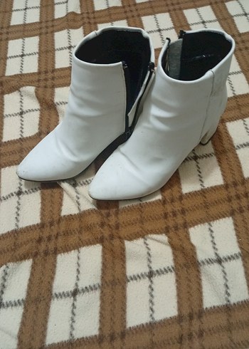 Beyaz Deri Kadın Topuklu Bot - Görsel 2