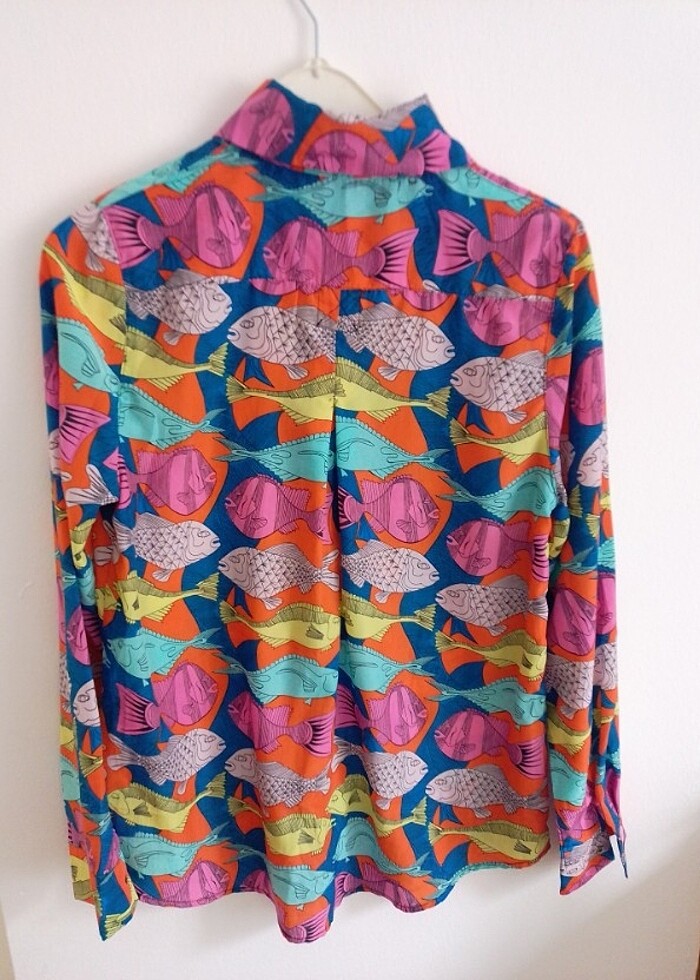 Balık desenli renkli özel bir gömlek  - Görsel 2