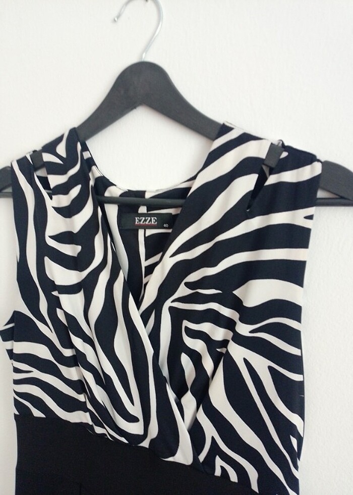 Siyah ve zebra desen şık ve rahat uzun elbise - Görsel 3