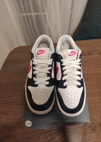 Pembe Detaylı Siyah-Beyaz Spor Ayakkabı Nike orjinal sorunsuz - Görsel 3