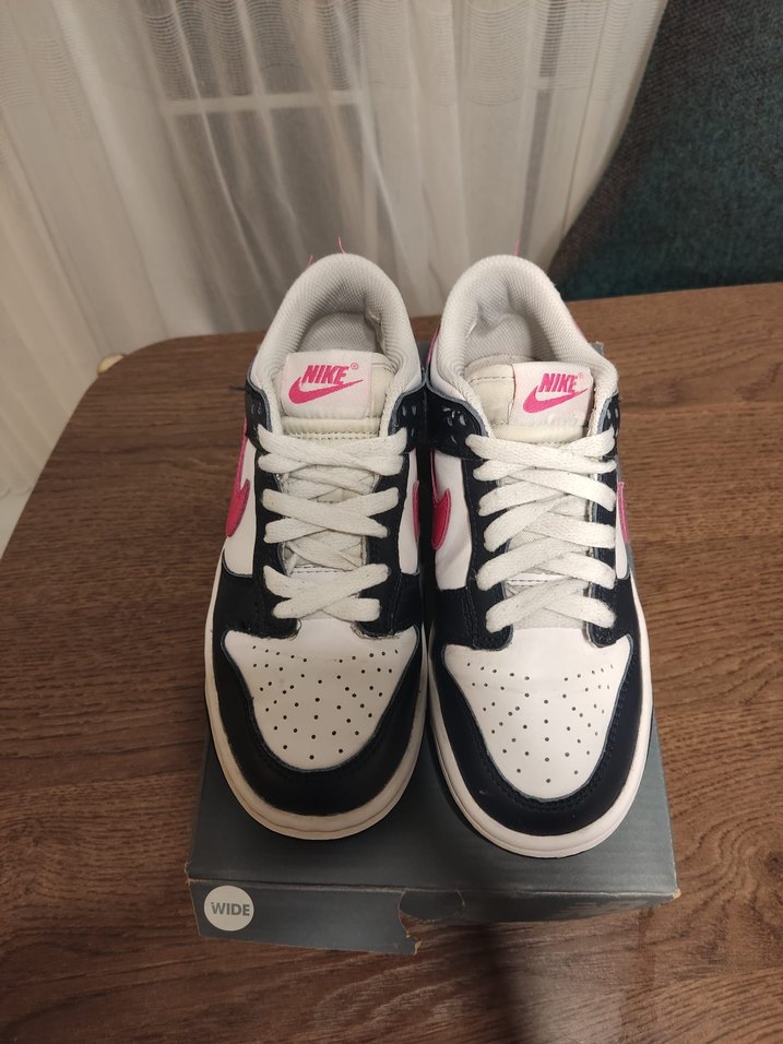 Pembe Detaylı Siyah-Beyaz Spor Ayakkabı Nike orjinal sorunsuz - Görsel 3