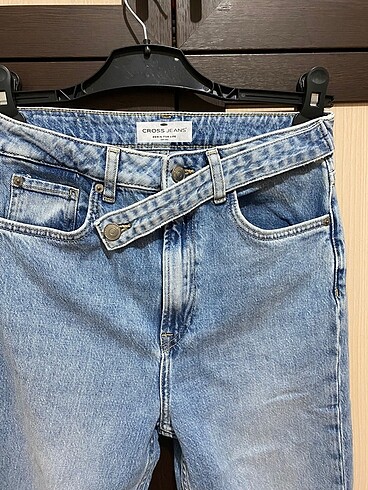 Cross jean