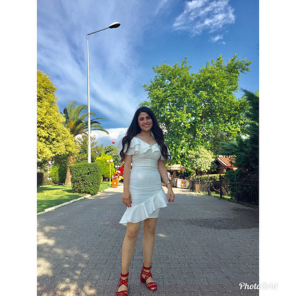 Trendyol & Milla Beyaz volanlı elbise 
