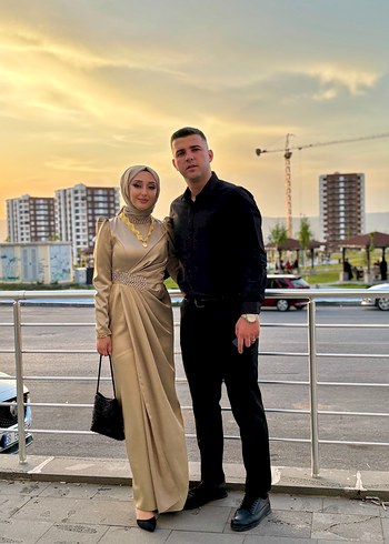 Altın Renkli, Uzun Kollu, Yüksek Yakalı Abiye Elbise