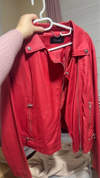 Kırmızı deri ceket