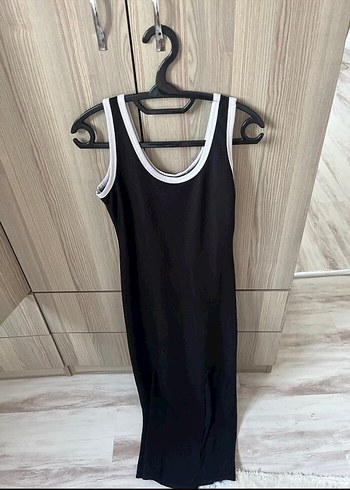 V Yaka Siyah Midi Spor Tarz Elbise