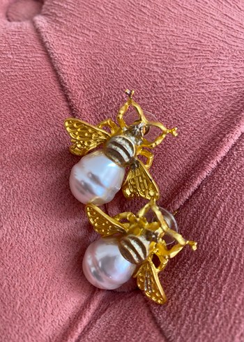 Altın Renkli İnci Detaylı Mini Arı Küpeler - Görsel 2