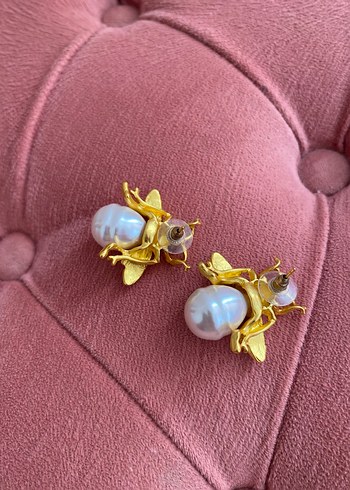 Altın Renkli İnci Detaylı Mini Arı Küpeler - Görsel 4