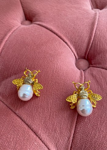 Altın Renkli İnci Detaylı Mini Arı Küpeler - Görsel 3