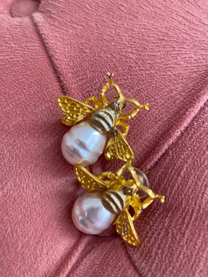 Altın Renkli İnci Detaylı Mini Arı Küpeler - Görsel 2