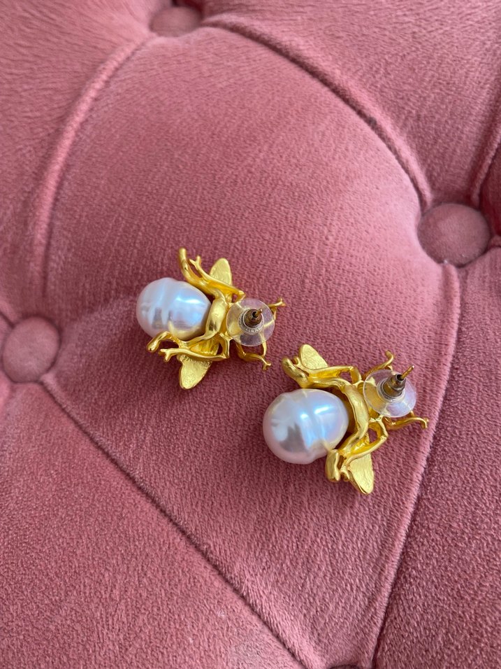 Altın Renkli İnci Detaylı Mini Arı Küpeler - Görsel 4