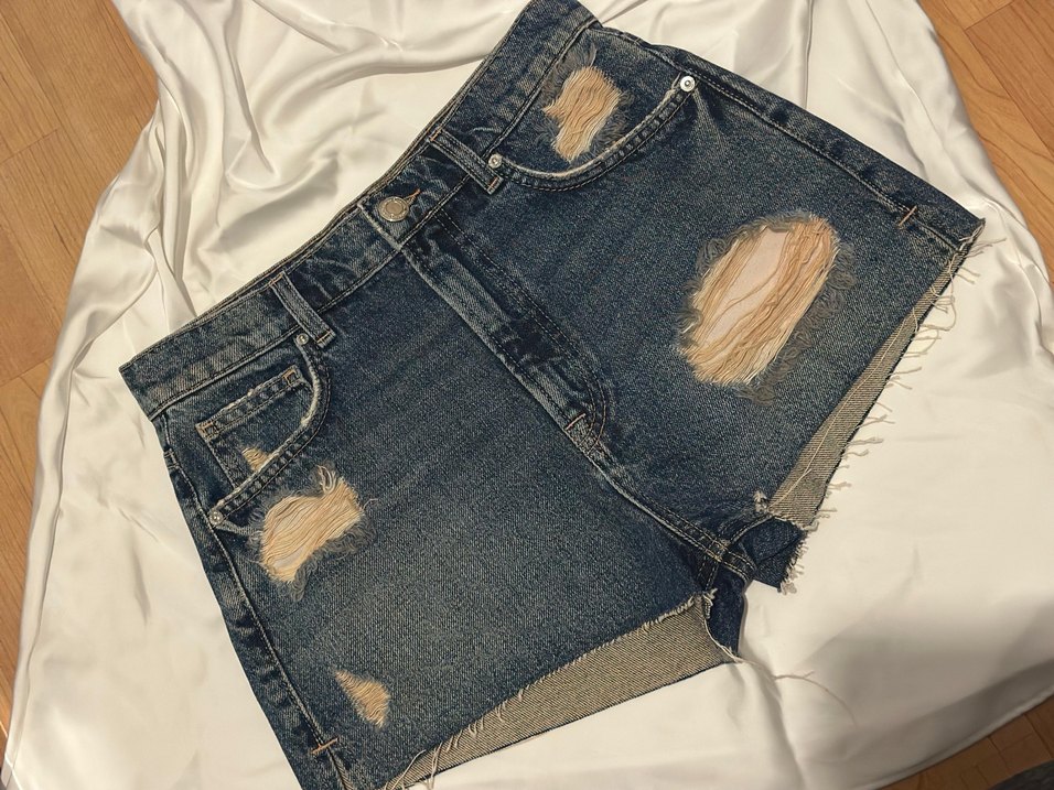 Koyu Mavi Yırtık Mini Kot Şort - Görsel 4