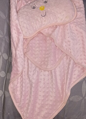 Bebek battaniyesi ve yastığı. Pembe renk 