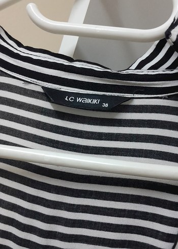 LC Waikiki Siyah Beyaz Çizgili V Yaka Gömlek