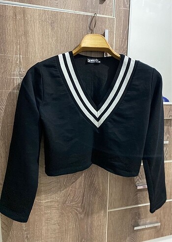 Siyah v yaka uzun kollu crop