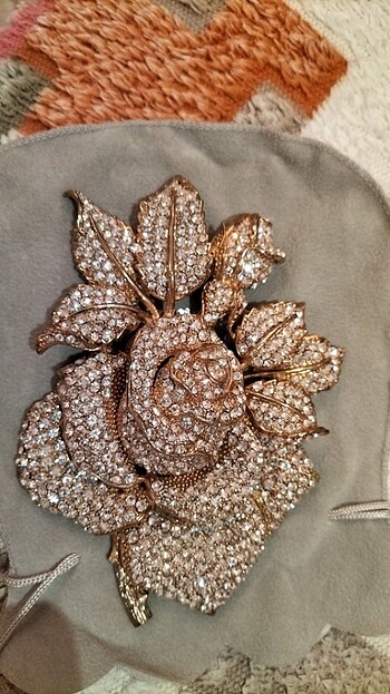 Sarı altın Swarovski taşlı broş 