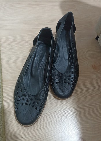 Kemer Detaylı Siyah Kadın Düz Ayakkabı