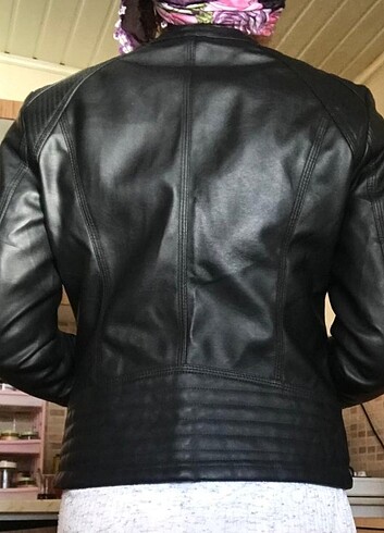 Siyah ceketi