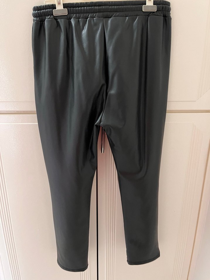 Siyah Deri Görünümlü Bol Kesim Kemerli Pantolon - Görsel 2