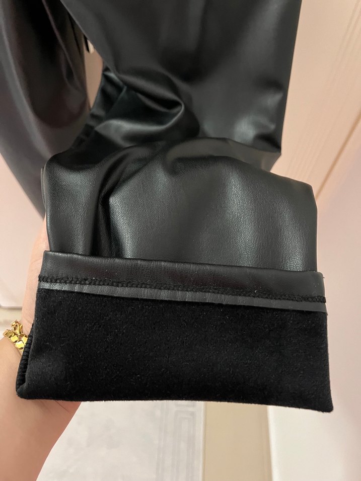 Siyah Deri Görünümlü Bol Kesim Kemerli Pantolon - Görsel 3