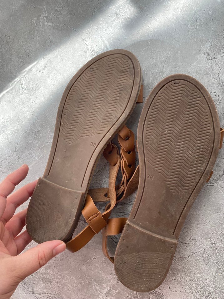 Deri Toka Detaylı Kahverengi Sandalet - Görsel 2