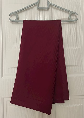 Bordo Kadın Drapeli Saten Şal - Görsel 3