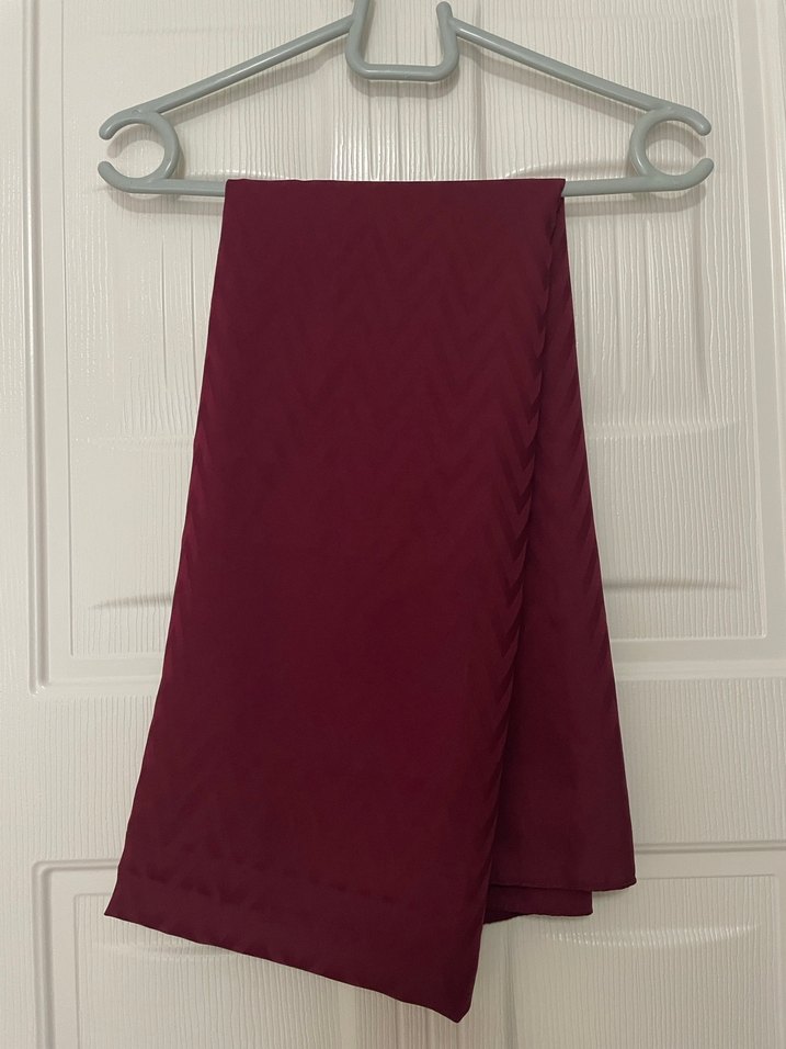 Bordo Kadın Drapeli Saten Şal - Görsel 3